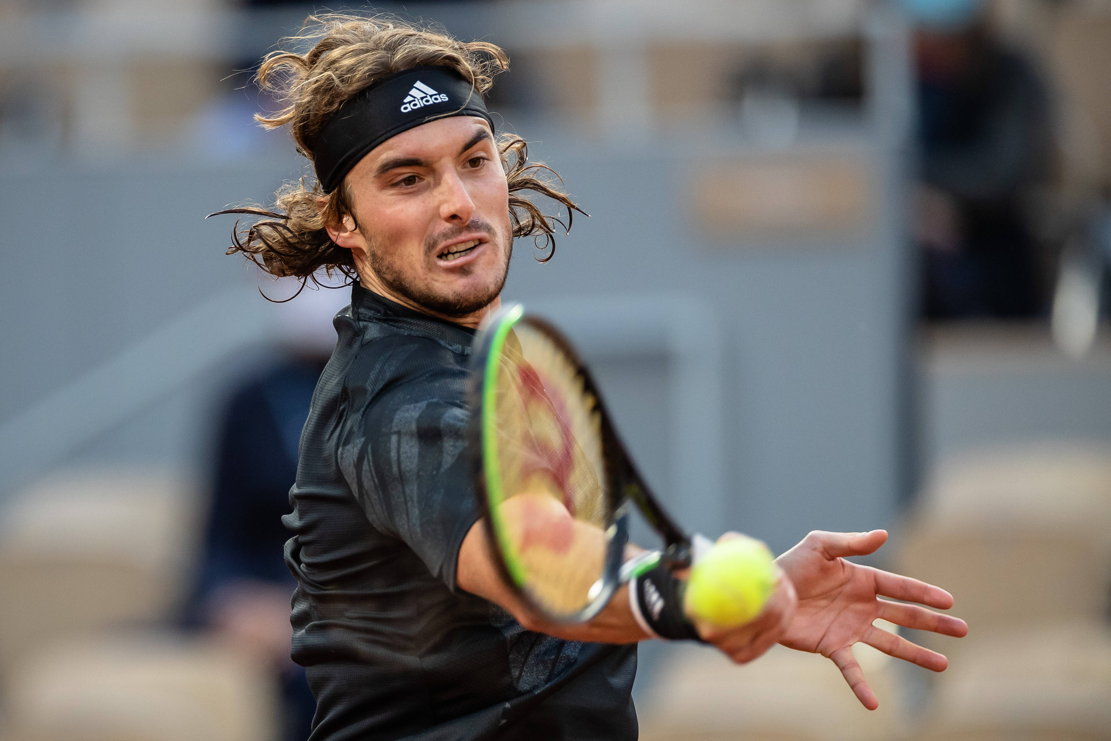 包含欧洲网球队绝杀西班牙网球队，西西帕斯统治全场的词条