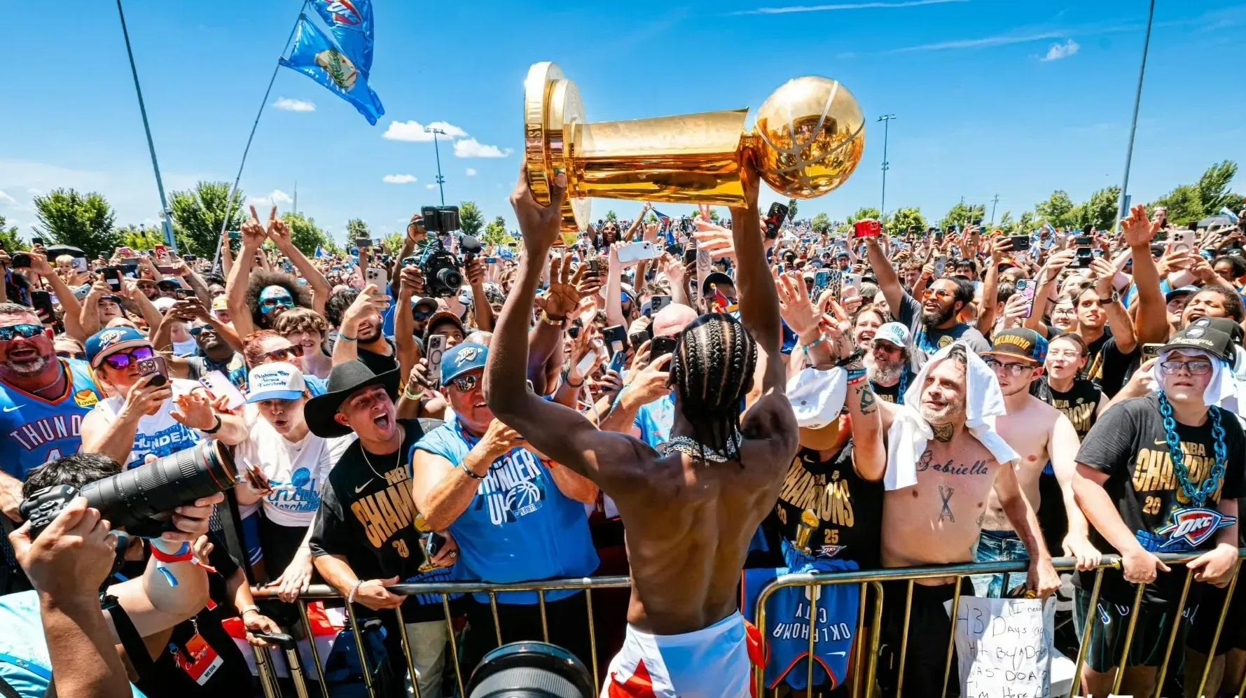 关于威廉姆斯横扫红牛二队，汉密尔顿高光表现的信息