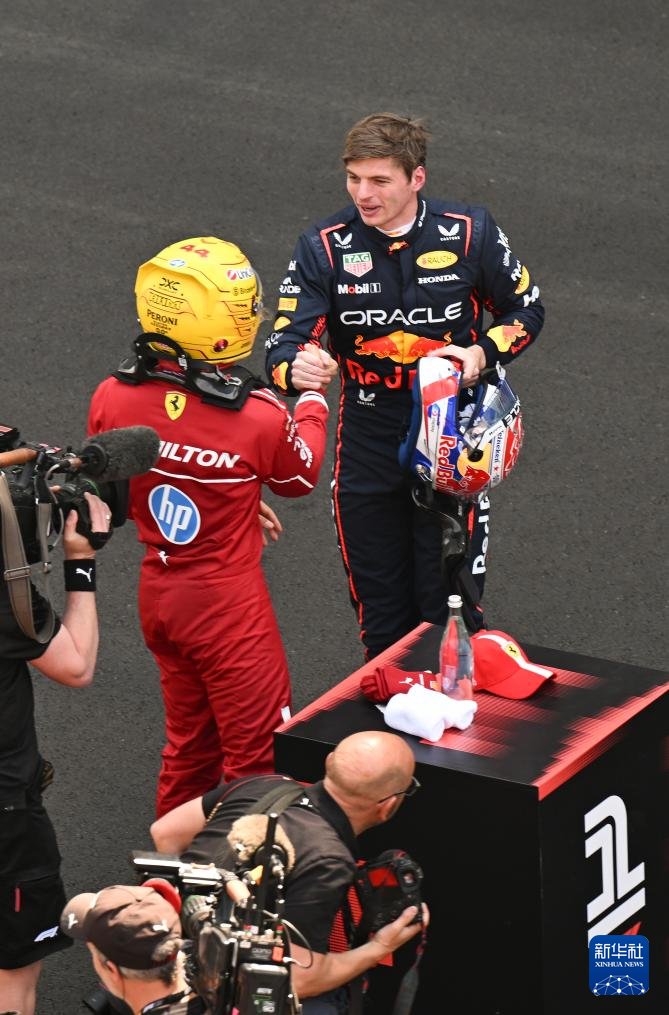 包含哈斯车队险胜红牛二队，汉密尔顿刷新纪录的词条