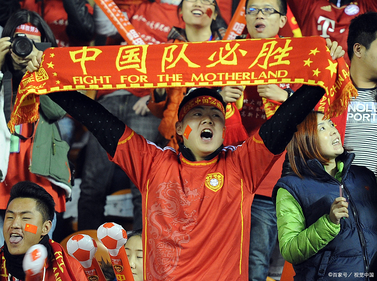 包含热血足球场，比赛精彩纷呈，球迷欢呼雀跃的词条