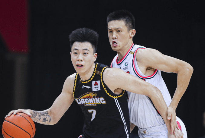 黑色球队在近期比赛中夺得胜利，挺进下一轮的简单介绍