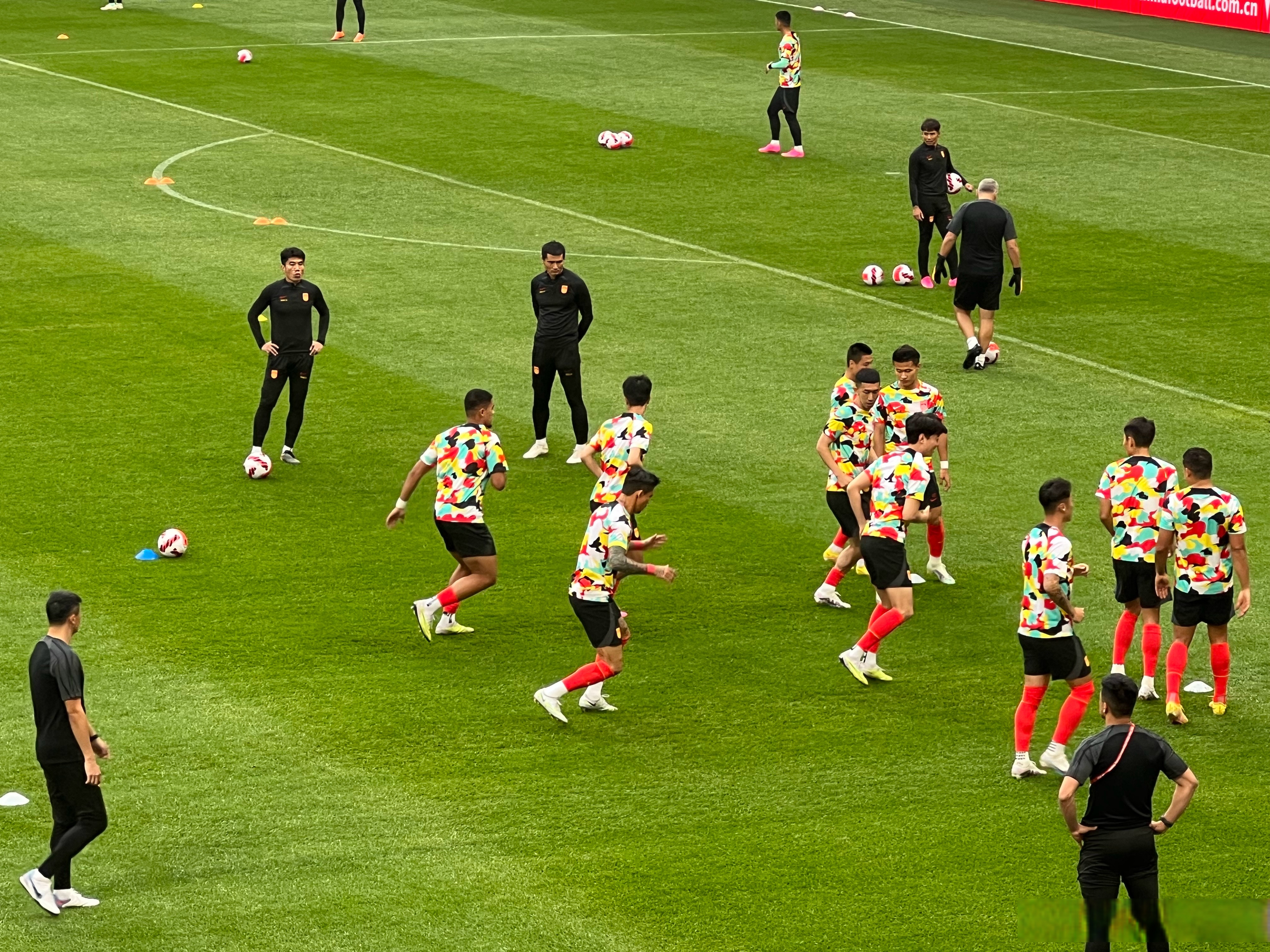 包含精彩的足球比赛场面一览无余，球迷热情高涨的词条