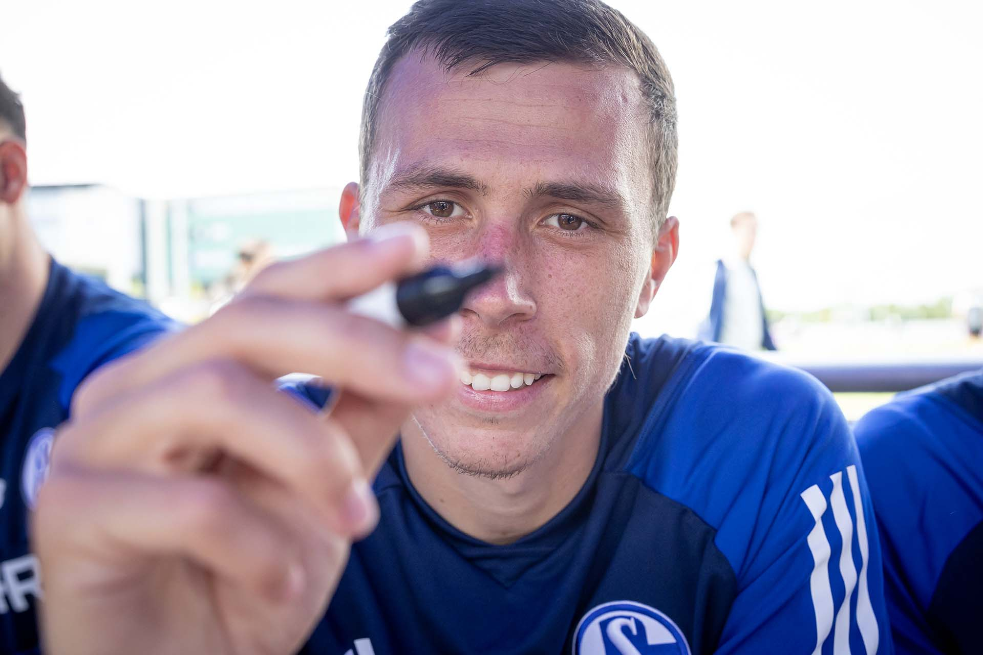 包含沙尔克球员健康问题愈发突出，主教练苦恼的词条