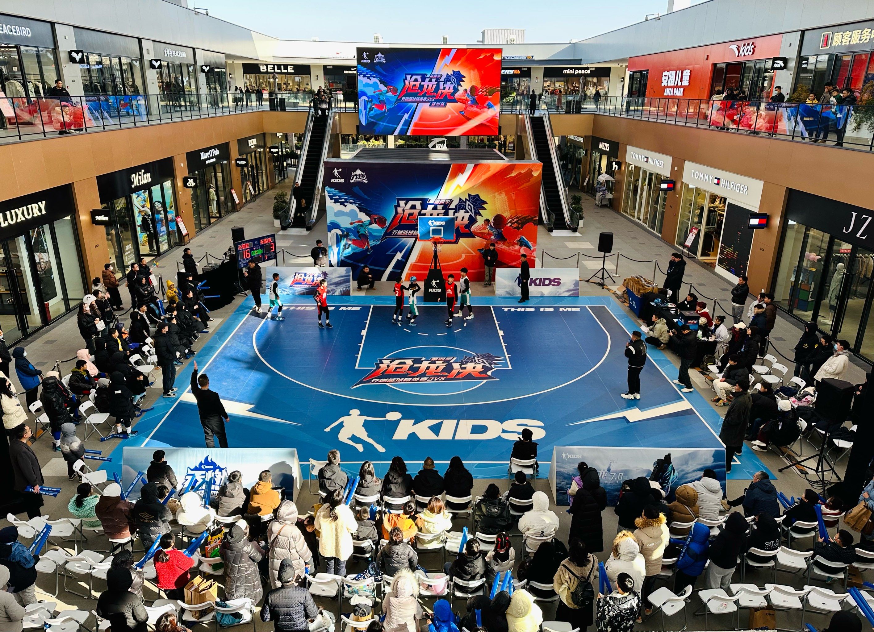 篮球比赛现场观众参与互动热烈，气氛火爆欢乐的简单介绍