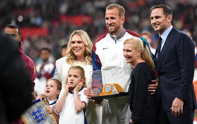 包含英格兰客场力克北爱尔兰，哈里梅开二度的词条