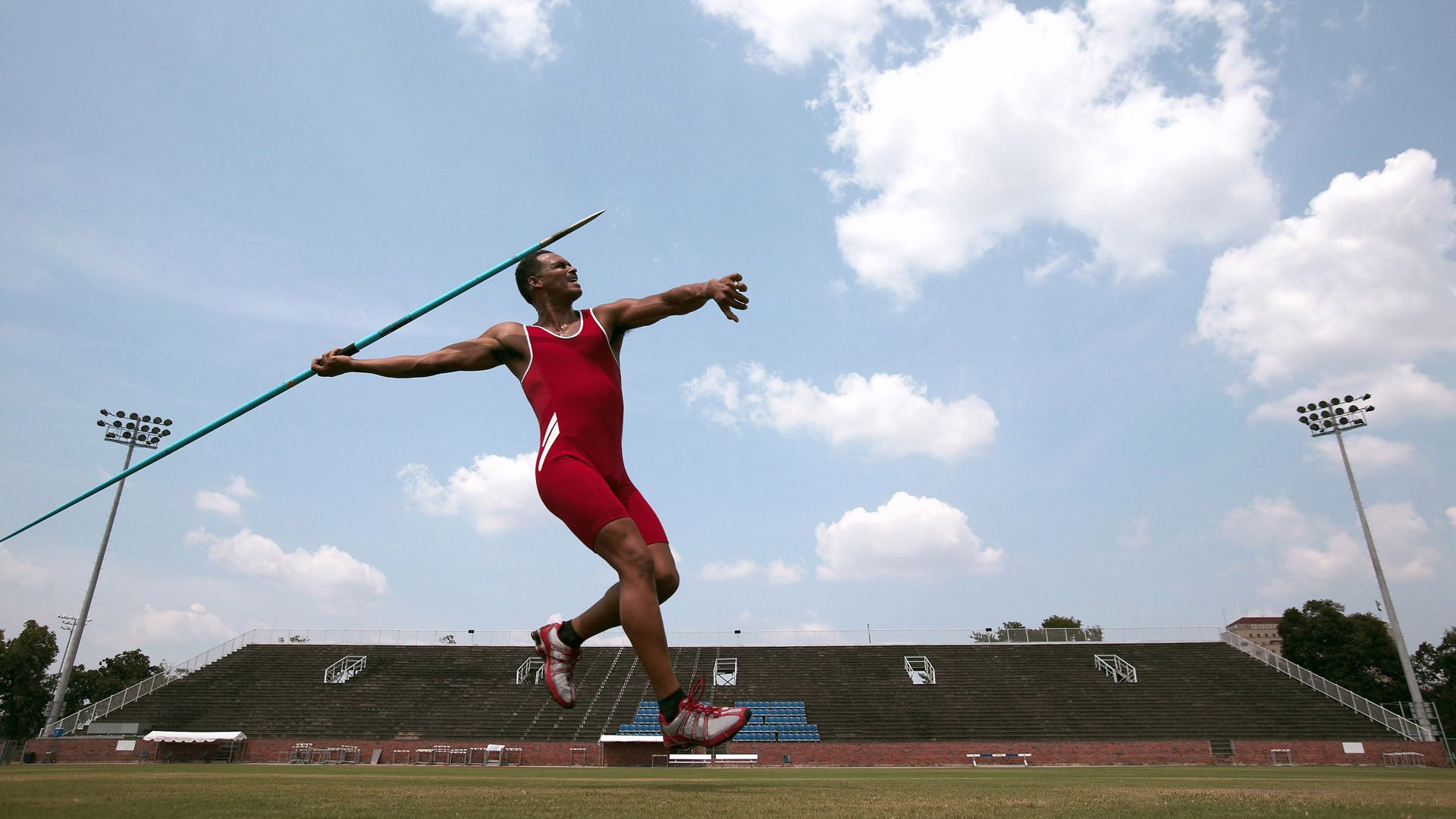 东决硝烟未散，桑巴舞步已至，当篮球的焦点战遇见足球的淘汰赛